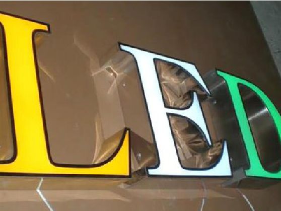 文成介绍LED招牌的基础知识。